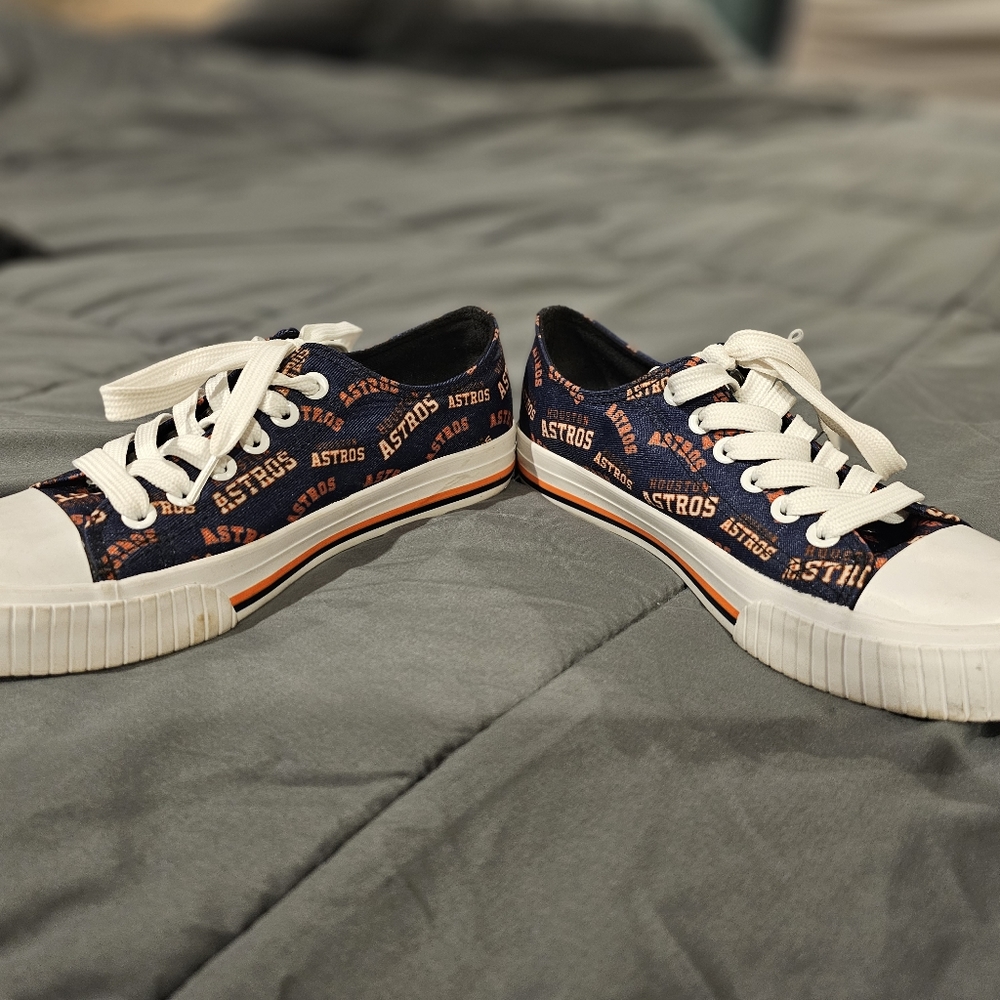 Astros size 6 tennis shoes